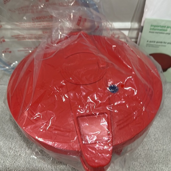 Microwavable Red pressure cooker - Picture 3 of 3